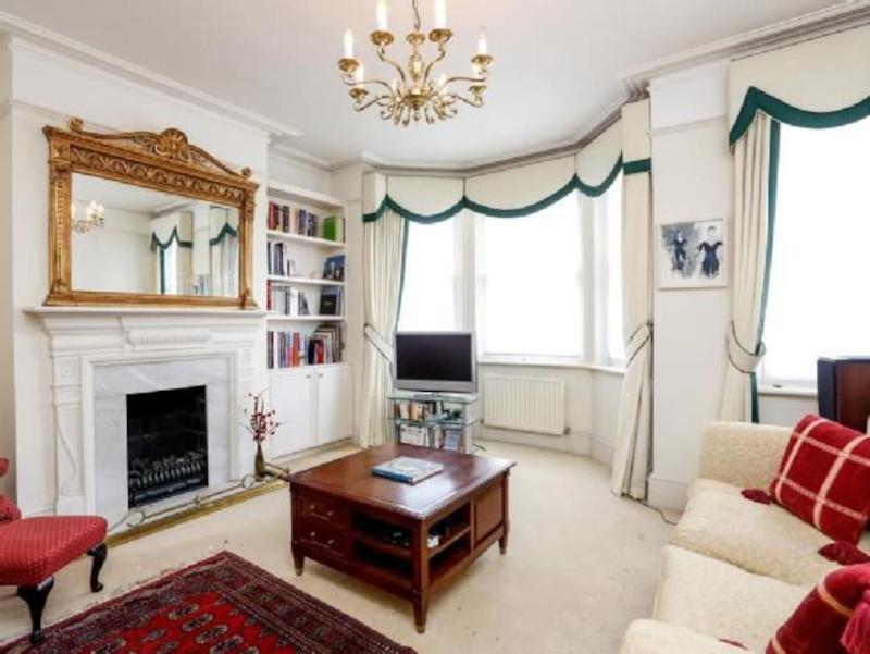 Large 3 bed flat in central Wimbledon — забронировать отель в Лондоне