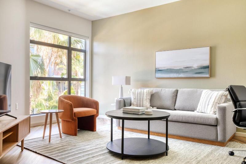 Hollywood 1BR w Gym Pool BBQ nr Metro LAX-840 — отель с удобствами в Лос-Анджелесе