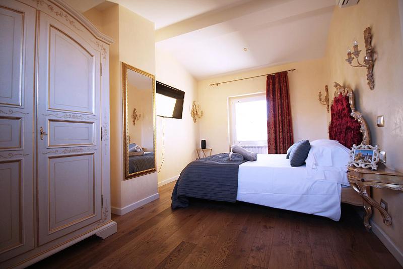 HomEdoApartments Deluxe Terme suite — забронировать отель в Флоренции