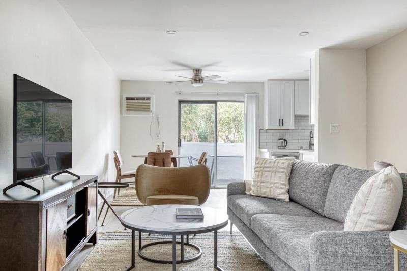 Valley Village 1BR w Pool BBQ nr Ventura Blvd LAX-512 — отель с удобным расположением в Лос-Анджелесе