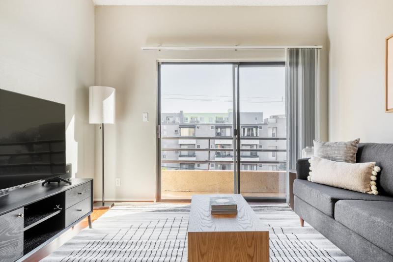 N Hollywood 2BR w Gym Pool nr TJ Shops LAX-591 — отель в Лос-Анджелесе, Соединенные Штаты Америки