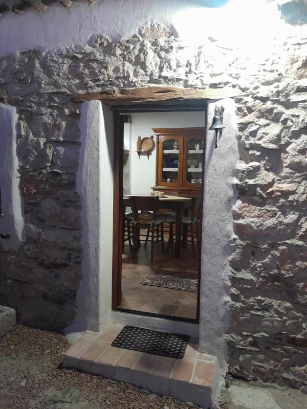 Da Nonna Monserrata a Baunei - Rilassante Casa con Giardino