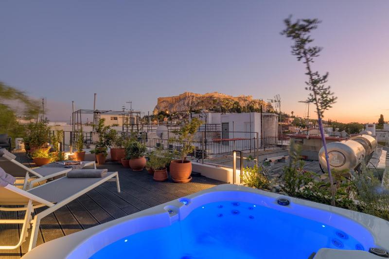 Your 4 bdrm Dream House Acropolis View & Jacuzzi — комфортный отель в Афины