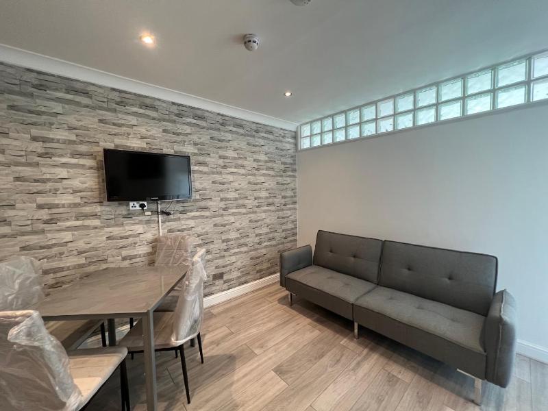 Lovely 2 Bedroom with Balcony - London — отель с удобствами в Лондоне