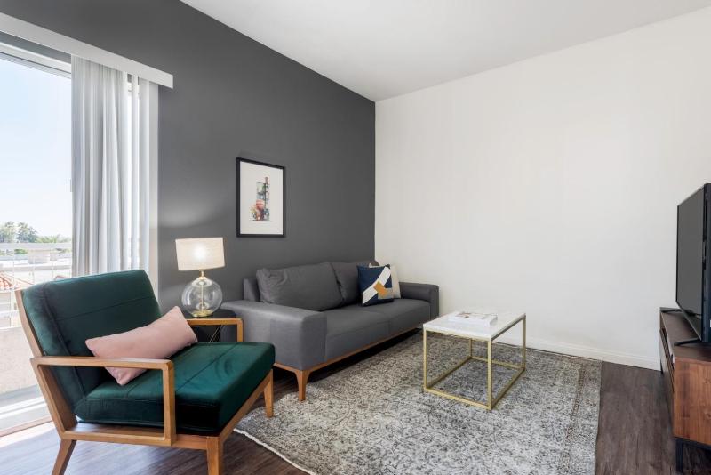 Hollywood 1BR w Gym Pool next to Sunset Blvd LAX-68 — комфортный отель в Лос-Анджелесе