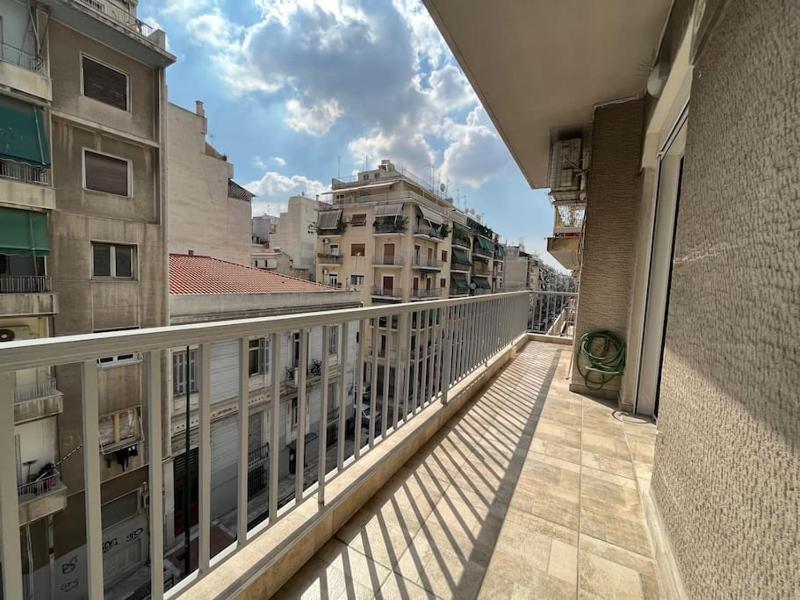Spacious Central Apt in Victoria — забронировать отель в Афины