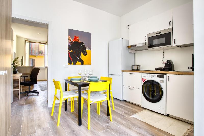 JOIVY Bright flat near Sforzesco Castle — забронировать отель в Милане