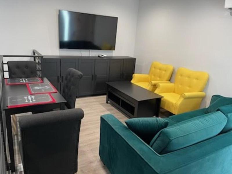 New Built Home. 4 bedrooms. 4bath.Hollywood. Urban. — забронировать отель в Лос-Анджелесе