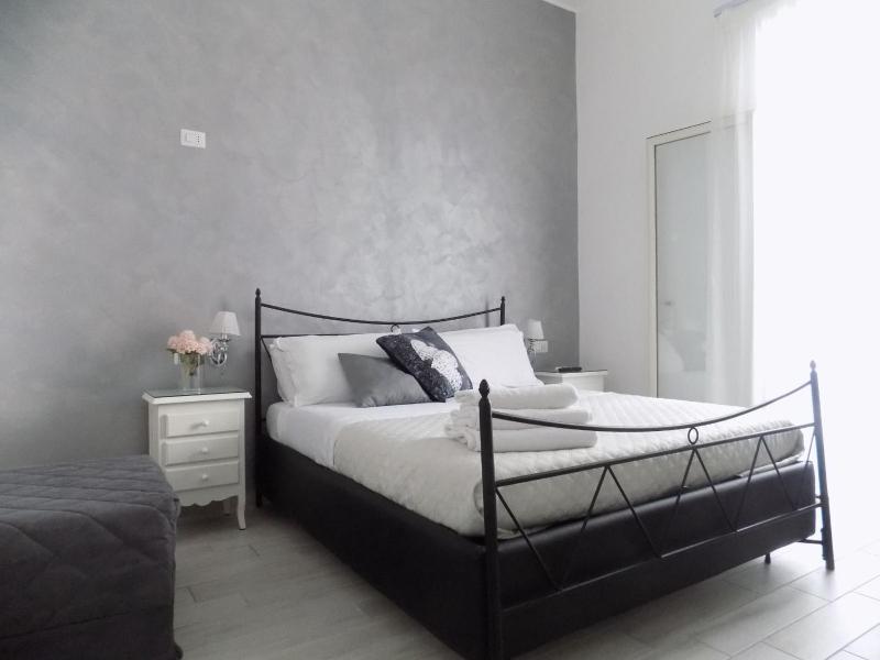1 Amore romantica casa centrale, silenziosa ristrutturata — отель с удобствами в Неаполе
