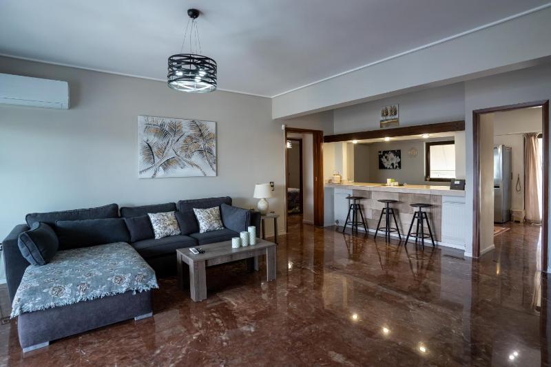 Spacious Apt! Glyfada Downtown! Next to the beach! — отель с удобствами в Афины