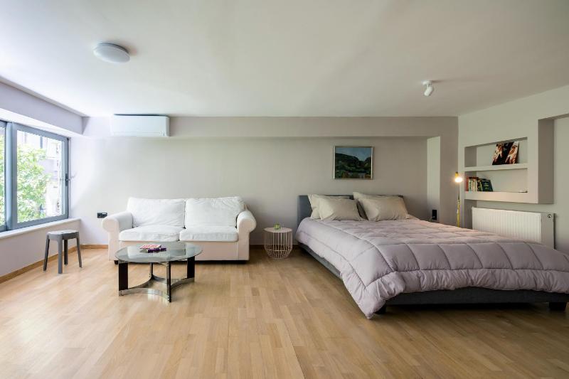 Newly Cosy Renovated Apartment Downtown — отель с удобным расположением в Афины