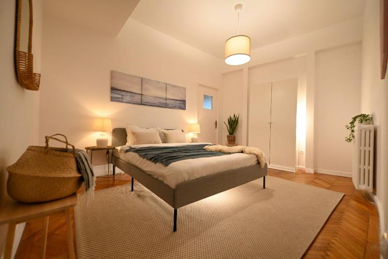 Modern Calea Victoriei 1BR Apt: Explore Bucharest — отель с удобствами в Бухаресте