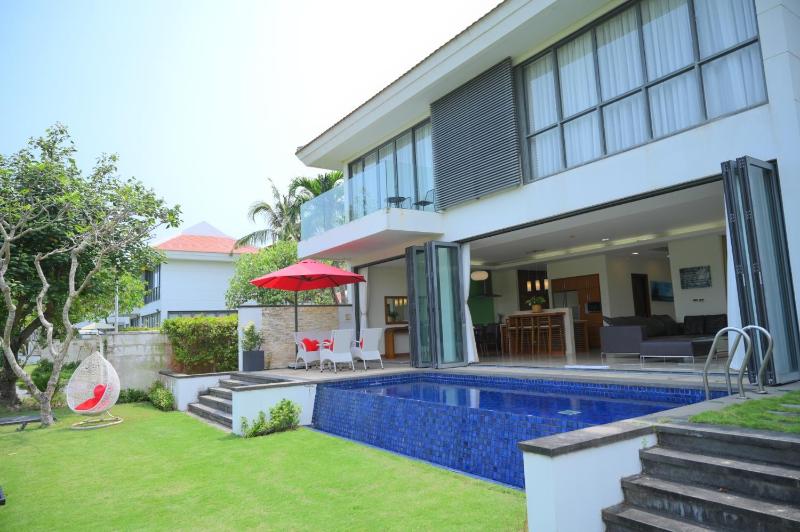 Romantic Villa with Private swimming pool, near Danang Golf Course — отель с удобным расположением в Дананге