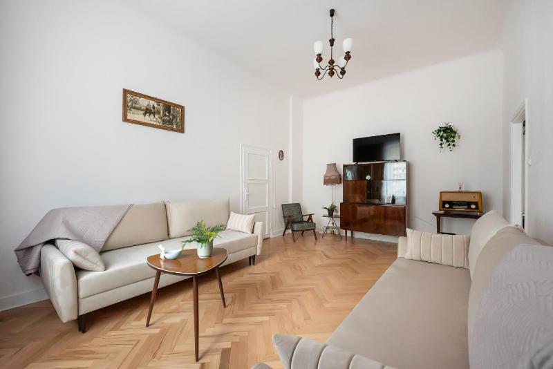 Wilcza Modern PRL Apartment — забронировать отель в Варшаве