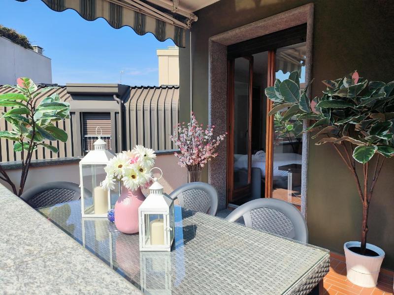 Peaceful studio with big terrace in Shopping area — отель с удобствами в Милане