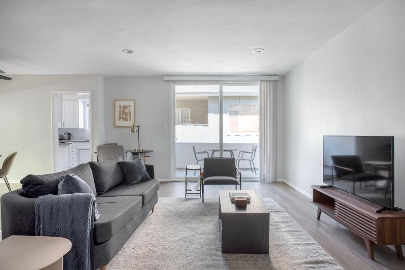 Westwood 2br w in-unit wd LAX-1031 — комфортный отель в Лос-Анджелесе