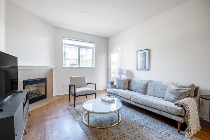 Marina Del Rey 2BR w WD Gym Pool nr Beach LAX-355 — отель в Лос-Анджелесе, Соединенные Штаты Америки