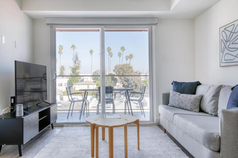 Brentwood 2BR w Gym Rooftop WD nr UCLA LAX-612 — отель с удобным расположением в Лос-Анджелесе