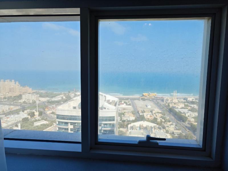 Sea View Room in Shared Apartment — комфортный отель в Аджман