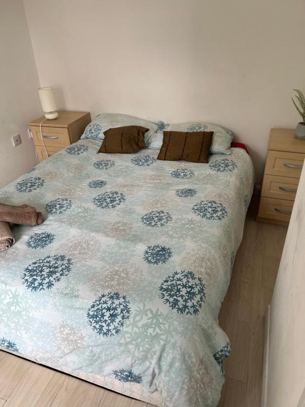 Redecorated Double room with shared bathroom and kitchen — отель с удобным расположением в Лондоне