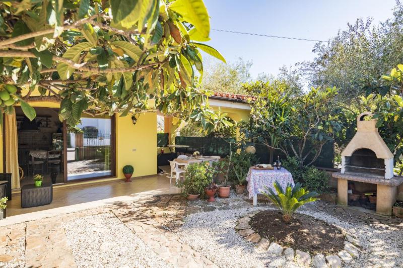 Casa del Nespolo a Tortolì - Idilliaca Villa con Giardino