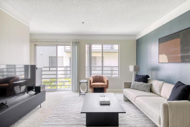 Цены на Sherman Oaks 1BR w Pool Gym Lounge nr TJ WF LAX-763 в Лос-Анджелесе