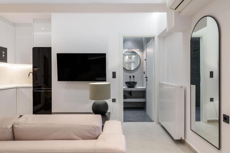 Loom Suite Downtown Athens — отель с удобным расположением в Афины