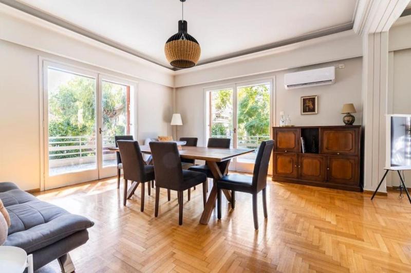 Spacious renovated flat in the Athens Riviera — отель с удобствами в Афины