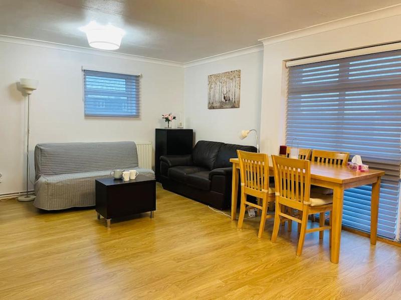 Cosy Spacious 2 Bedrooms with Dedicated Off street Parking — комфортный отель в Лондоне