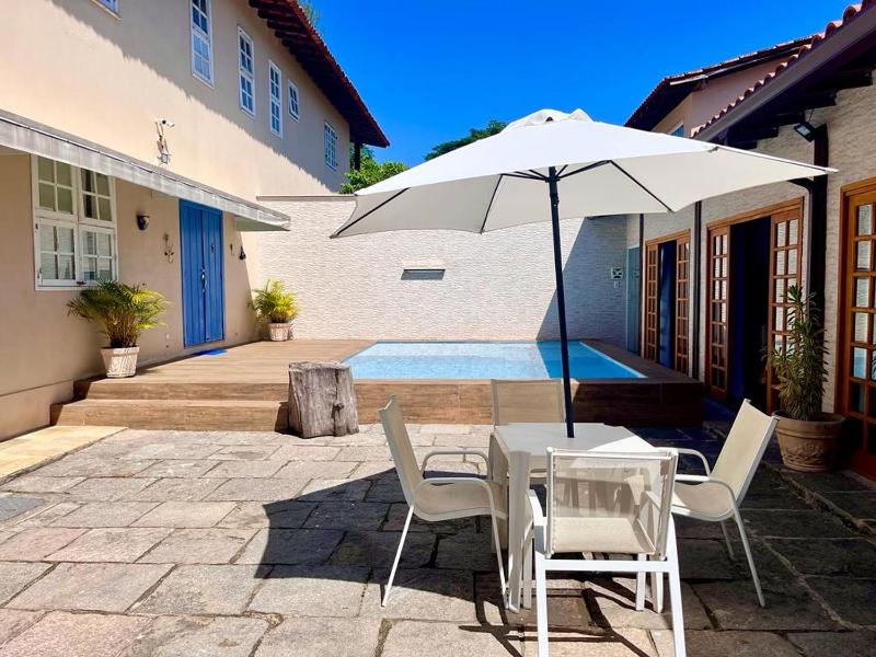 Цены на Casa Chale na Barra da Tijuca Com Piscina Proximo a Praia в Рио