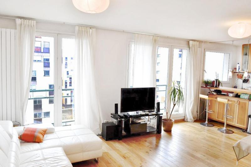 Цены на Stunning loft - sunny terrace - Paris в Париже