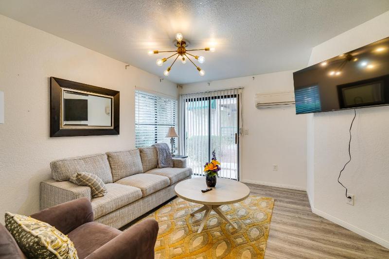 Vacation Rental Near Las Vegas Strip with Pool! — комфортный отель в Лас Вегасе