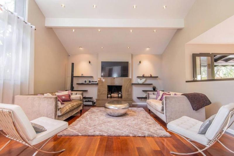 Цены на Designer Modern House by Beverly Hills Hotel в Лос-Анджелесе