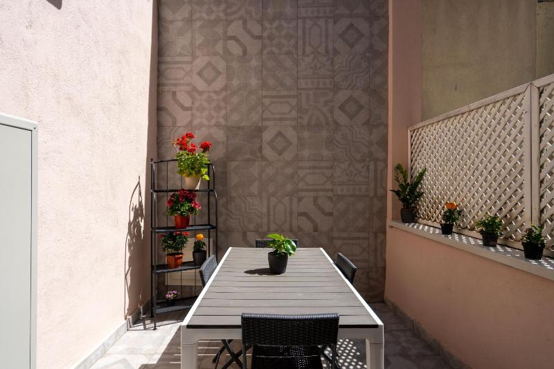 Appartamento elegante con terrazzino nel centro di Napoli — комфортный отель в Неаполе