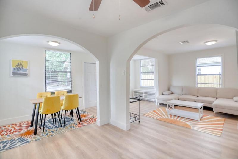 Stylish, Modern with a splash of Glam! Upscale 4-3 In Historic Coconut Grove — отель с удобным расположением в Майами