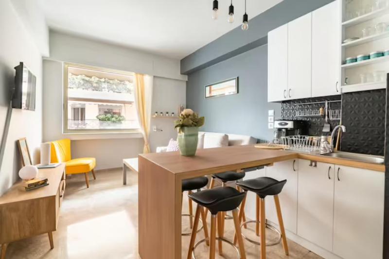 Sunny apartment right under Parthenon — отель с удобствами в Афины