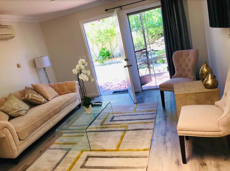 2 Bd Beverly Hills Guest House — отель с удобным расположением в Лос-Анджелесе