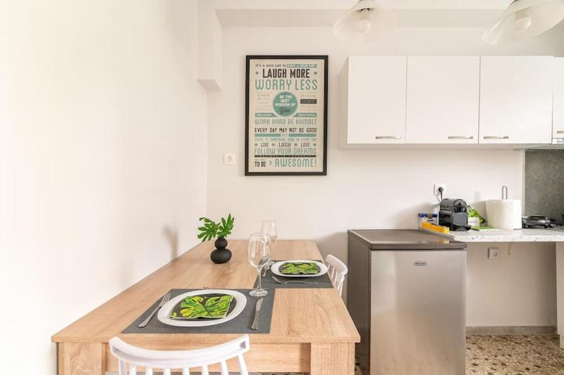 Chic apt near Acropolis - Avdi square — отель с удобным расположением в Афины