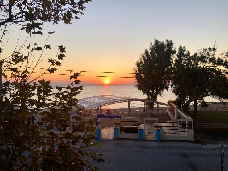 Chloe's Sunrise Beach House — отель с удобствами в Афины