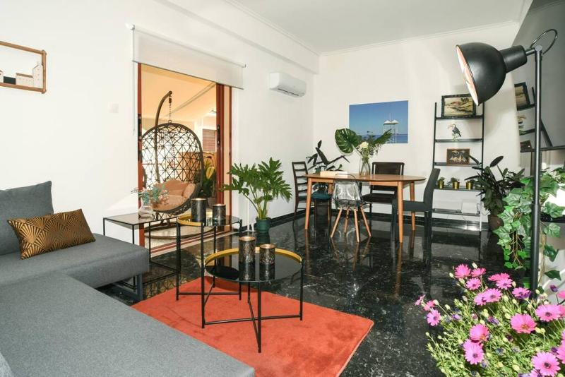 Botanical Haven 2BD Apt Downtown — комфортный отель в Афины