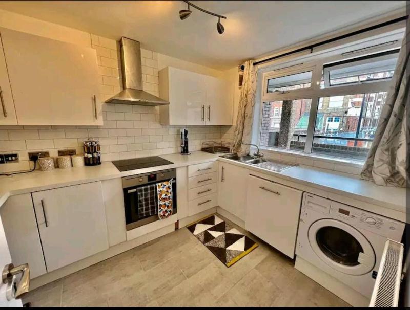 Lovely 2BR Suite in Bow, E3 — отель с удобствами в Лондоне
