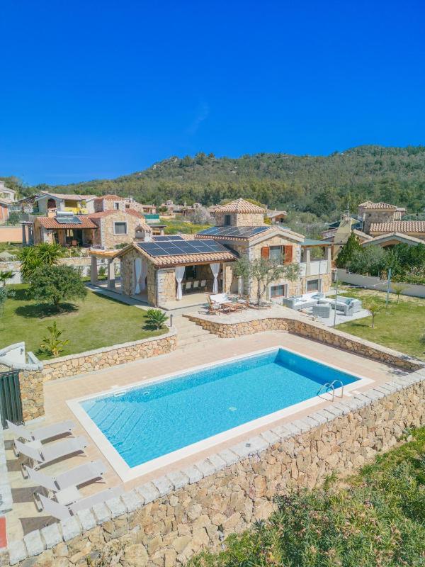 Villa Lory a Castiadas - Lussuosa Villa con Piscina