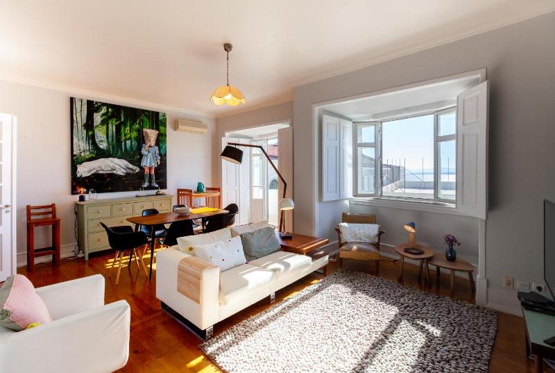 FLH Graca Family Apartment with View — комфортный отель в Лиссабоне