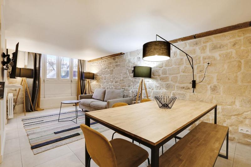 Pick A Flat's Apartment on l'Ile de la Cite - Quai de L'Horloge — забронировать отель в Париже