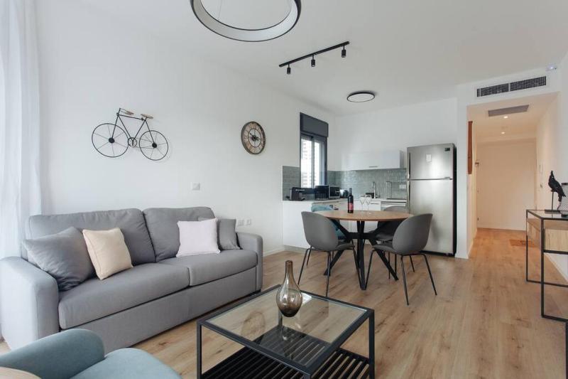 Cozy 1BR in Ben Yehuda by Holiday Rentals — комфортный отель в Тель-Авиве