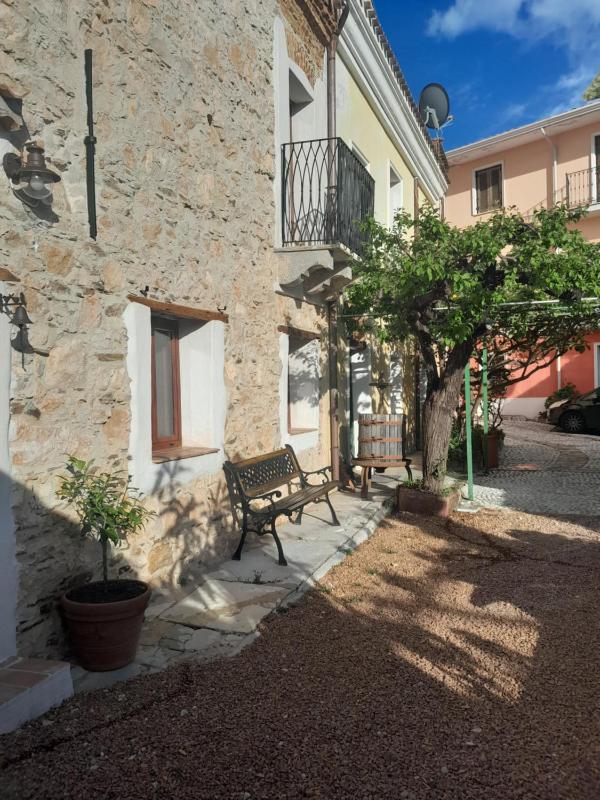 Da Nonna Monserrata a Baunei - Rilassante Casa con Giardino
