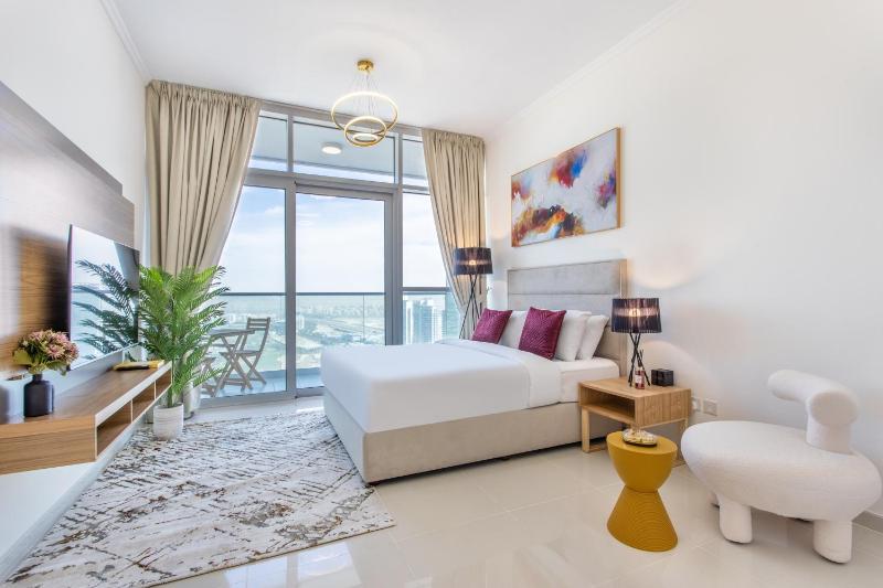 Full Golf View Studio in Damac Hills - Host & Stay — отель с удобствами в Дубае