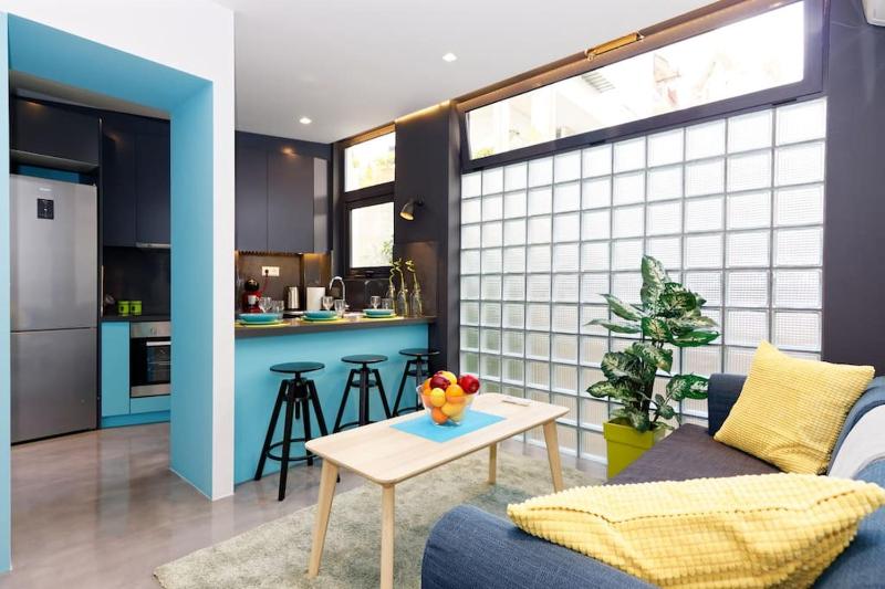 2 bedroom design apartment in Athens center — отель с удобствами в Афины