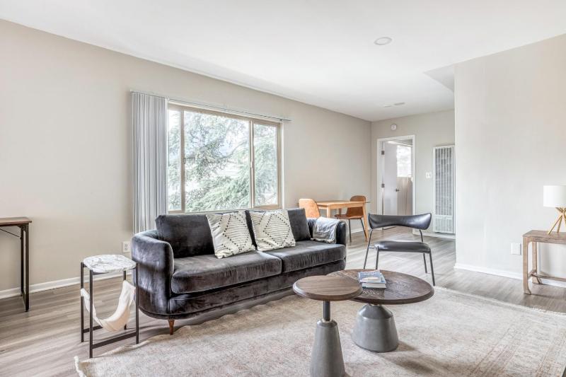 Mar Vista 1BR nr shops dining 15 min to beach LAX-442 — забронировать отель в Лос-Анджелесе