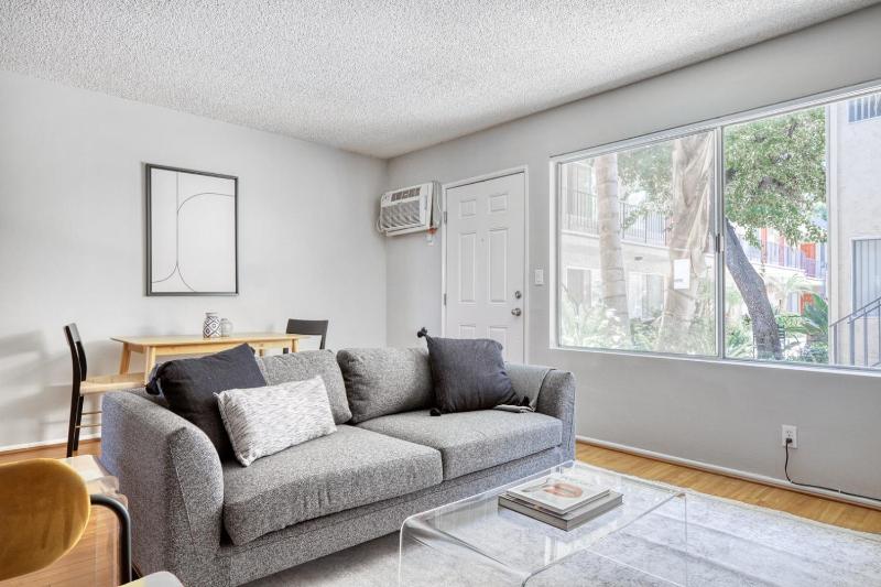 Sherman Oaks 1BR w Pool Gym BBQ nr TJ WF LAX-486 — забронировать отель в Лос-Анджелесе